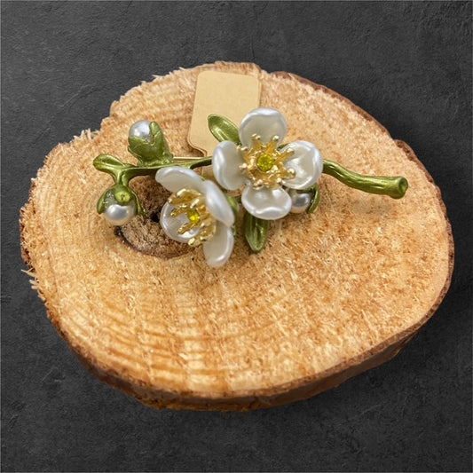 White Garden Bloom - The Manor Brooch Collection